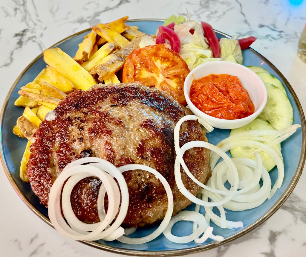 Pljeskavica 330gr auf dem Teller